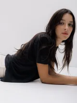 Remera negra de cuello redondo y manga corta, de corte relajado y diseño liso.
