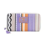 Billetera tipo fichero color lila con diseño de rayas y figuras geométricas en tonos lila, naranja, blanco y negro. Tiene cierre plateado, 13 compartimentos y un bolsillo interno con cierre.