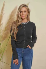 Saco de punto color gris oscuro, con cuello redondo decorado con strass y cierre frontal con botones de strass.