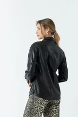 Sobrecamisa negra de efecto cuero con bolsillos frontales y botones a tono.