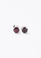 Aros tipo botón de plata 925, con piedra granate redonda engarzada en cuatro garras.