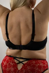 Bralette blanco de encaje y puntilla elastizada, sin aro, con forro interno para sostén y breteles regulables.