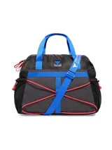Bolso de entrenamiento Under Armour Project Rock, con diseño deportivo en color negro, detalles en azul vibrante y cordones elásticos en color rojo. Cuenta con correas de mano, correa de hombro ajustable, compartimento principal con cierre y bolsillos laterales de malla.