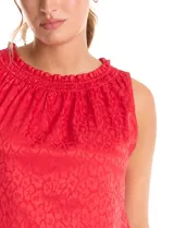 Blusa sin mangas color rojo, confeccionada en satén labrado con un patrón sutil de corazones. Presenta cuello alto con detalle de punto smock fruncido.