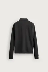 Polo de manga larga color gris oscuro, con diseño de textura estructurada, cuello solapa y cierre frontal de cremallera corta. Cuenta con puños y cintura de rib elástico.