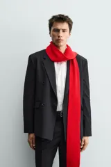 Blazer de corte regular fit confeccionado en tejido con lana, con diseño de raya diplomática. Presenta cuello con solapas de pico, cierre frontal de botonadura cruzada, bolsillos de solapa en la cadera, bolsillo interior y abertura central en la espalda.