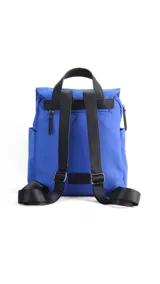 Mochila de diseño compacto con tapa frontal y cierre de hebilla tipo clip. Cuenta con correas ajustables, asa superior, bolsillos laterales y bolsillo trasero con cierre.