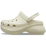 Zuecos Crocs modelo Classic Bae, color negro, con plataforma alta contorneada y correa trasera ajustable. Presentan el diseño clásico con perforaciones en la puntera y textura en el talón.