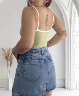 Body verde con breteles finos blancos y ribete blanco en escote y bajo busto.