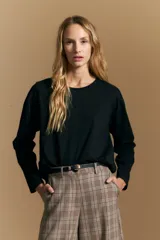 Remera de manga larga con calce relajado y cuello redondo, confeccionada en algodón de color blanco.