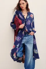 Camisa larga azul marino con estampado de ramos de flores coloridas, cierre frontal de botones y mangas largas.