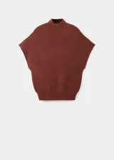Jersey de punto color marrón, de manga corta, con cuello perkins y diseño relajado.