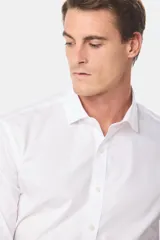 Camisa celeste de vestir, entallada, de manga larga, con cuello clásico y sin bolsillo.