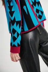 Pantalón de cuero color beige, de corte recto, con cintura alta y lazo para ajustar.