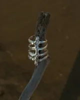 Anillo plateado con forma de esqueleto de costillas.