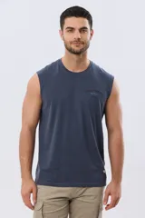 Musculosa azul melange con estampado en la espalda que incluye texto y gráficos de palmeras y olas.