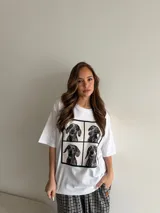 Remera blanca de algodón con estampa frontal dividida en cuatro paneles con fotos de un perro galgo.