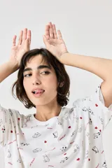 Camisón de algodón blanco con estampado de gatitos y corazones rojos, de corte holgado y manga corta.