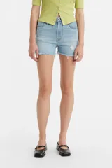 Short de jean celeste de tiro alto con efecto desgastado y ruedo desflecado.