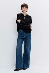 Pantalón de jean corte regular con diseño de pierna ancha y tiro medio, confeccionado en denim azul clásico.