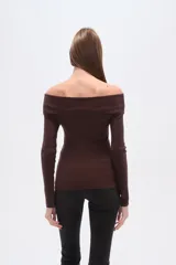 Top de manga larga confeccionado en viscosa, con diseño ajustado al cuerpo y escote recto tipo hombros caídos.