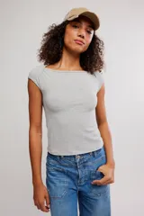 Remera de punto acanalado fino, color gris, de calce ajustado, con escote barco amplio, mangas muy cortas tipo casquillo y largo a la cintura.