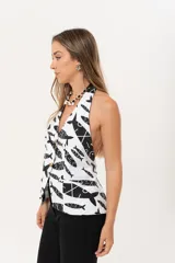 Chaleco blanco con estampado de peces negros, espalda abierta y confeccionado en lino imperial.