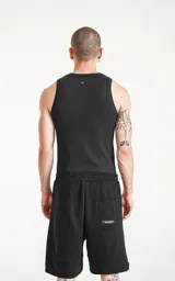 Musculosa básica de corte slim-fit, confeccionada en tela morley de algodón, con cuello redondo y sisas amplias.