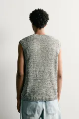 Chaleco relaxed fit de punto tejido en hilatura con algodón, con cuello redondo y manga sisa, con acabados en rib.