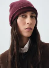 Gorro de punto de cashmira color bordó, de diseño clásico con vuelta.