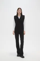 Chaleco negro de corte recto y escote en V, confeccionado en tejido de poliéster con diseño minimalista sin mangas.