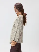 Pullover de punto jacquard color tostado con cuello alto y puños acanalados en tono azul y detalles en naranja. Cuenta con aberturas laterales y calce holgado.