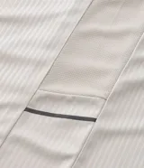 Remera deportiva de manga corta y cuello redondo, color celeste, con tecnología dry y detalles reflectantes en los hombros.