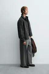 Pantalón de corte wide fit confeccionado en tejido fluido con viscosa. Presenta bolsillos delanteros, bolsillos traseros de vivo, cierre frontal con cremallera y botón, y trabillas para cinturón.