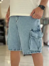 Bermuda cargo de jean color celeste con lavado ácido, corte oversize y bolsillos laterales con solapa.