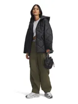 Pantalón cargo de corte holgado en color verde militar, confeccionado en tejido ripstop técnico con tecnología repelente al agua. Presenta cintura elástica, bolsillos laterales y bolsillos cargo con solapa en los muslos, con el logo de la marca bordado discretamente.