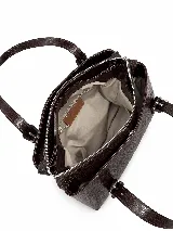 Bolso de hombro de cuero con textura en relieve efecto cocodrilo, color marrón, con diseño estructurado, asas largas con hebillas metálicas decorativas y cierre superior.