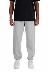 Pantalón de jogging New Balance modelo MP41519 SE FT, de color gris melange, con diseño deportivo, cintura elástica y puños ajustados en los tobillos.