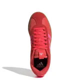 Championes Adidas VL Court 3.0 color rojo con detalles rosados y suela color caramelo.