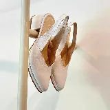 Sandalias de cuero color blanco con taco bloque y tira trasera.