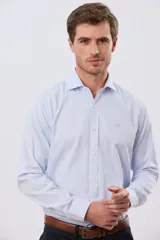 Camisa de vestir de manga larga con diseño de rayas finas celestes y blancas, cuello clásico y cierre frontal con botones. Incluye pequeño logo bordado en el pecho.