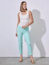 Pantalón color beige de gabardina elastizada, marca Zac & Rachel. Corte recto, pretina ancha pespunteada y largo al tobillo.