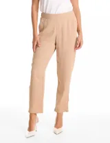 Pantalon de corte relajado color beige, con cintura plana en el frente y elástica en la parte posterior. Presenta pierna de corte recto, bolsillos laterales diagonales y bolsillos traseros simulados.