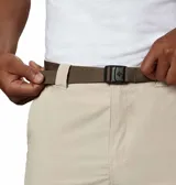 Pantalón cargo de hombre color beige, con múltiples bolsillos laterales y cierre frontal. Diseño funcional ideal para actividades al aire libre.