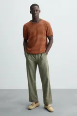 Mocasín casual de cuero color marrón claro con acabado serraje, horma redonda, detalle de lazo en el empeine y suela de goma.