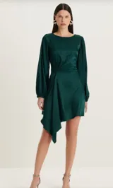 Vestido corto color verde esmeralda con estampado animal print, mangas largas abullonadas y falda con drapeado asimétrico.