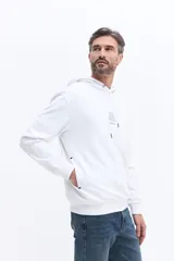 Canguro negro con capucha y cordones ajustables. Presenta un estampado pequeño en el pecho con la frase 'Find Your Focus' y un bolsillo frontal tipo canguro.