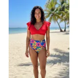 Conjunto de bikini compuesto por un top rojo con escote en V y mangas con volados, y una bombacha de tiro alto con estampado floral multicolor.