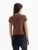 Remera de punto liso elastizado, con escote redondo a la base y mangas cortas. Presenta un calce al cuerpo y detalle de logo bordado en la espalda.