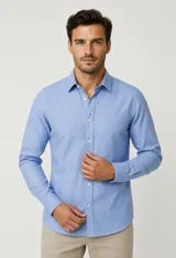 Camisa de algodón de manga larga con diseño de rayas verticales en tonos gris y blanco, cuello camisero clásico y cierre frontal con botones.
